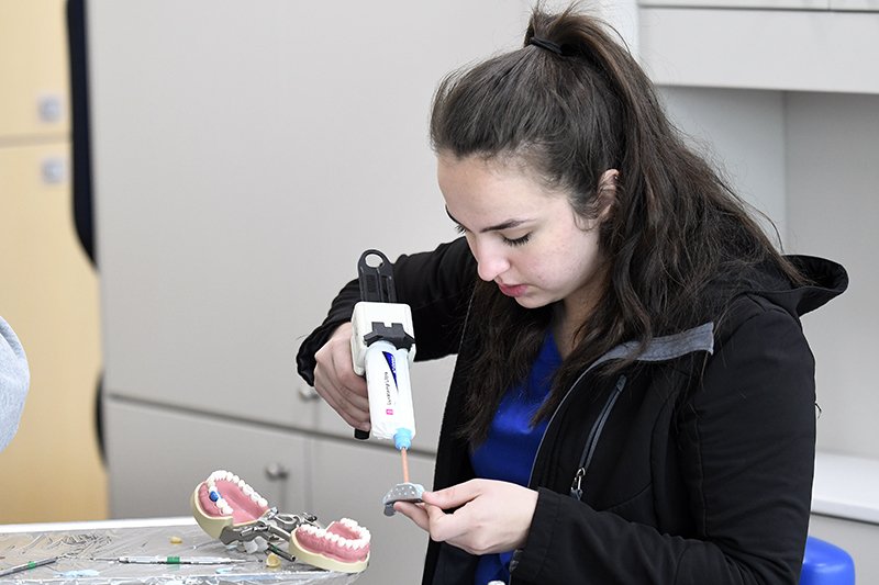 dental assistant student